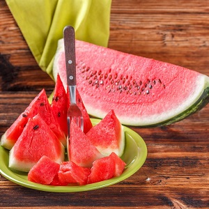 Ang watermelon ay tumataas o nagpapababa ng presyon ng dugo: posible bang kainin ito ng hypertension