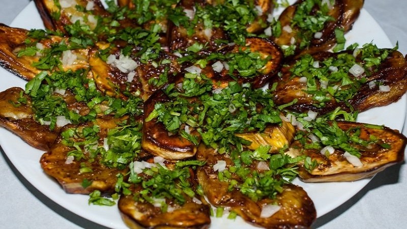 Kış için patlıcan turşusu nasıl pişirilir: en lezzetli tarifler