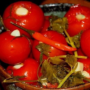 Kış için lezzetli turşu domatesleri nasıl pişirilir: deneyimli ev hanımlarından en iyi tariflerden bir seçim