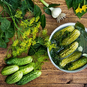 Hur man förbereder krispiga pickles för vintern i burkar är enkelt och välsmakande
