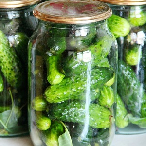Hur man förbereder krispiga pickles för vintern i burkar är enkelt och välsmakande