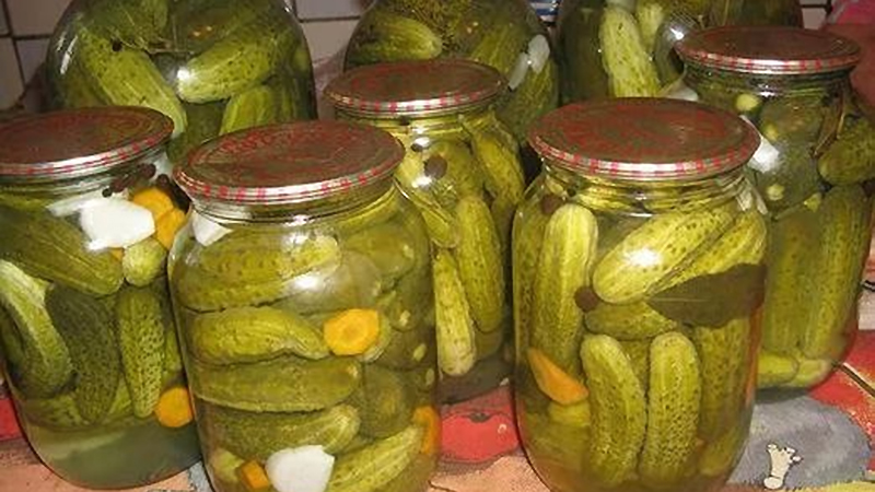 How to properly prepare pickled cucumbers with carrots for the winter