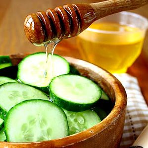 De voordelen en nadelen van komkommers met honing voor het menselijk lichaam