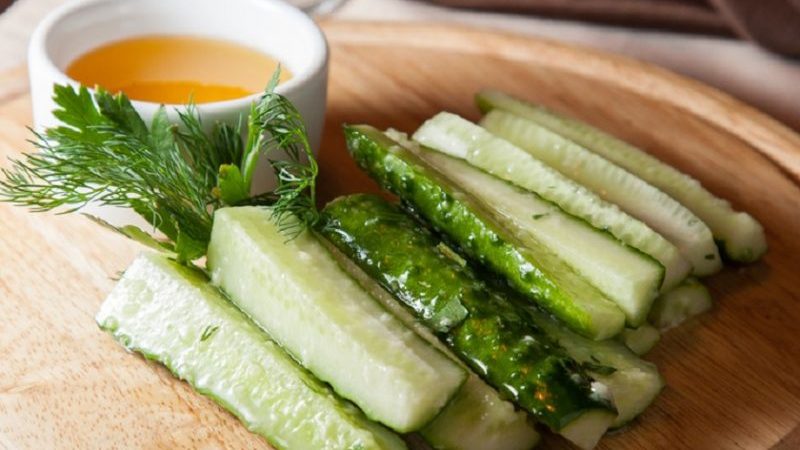 De voordelen en nadelen van komkommers met honing voor het menselijk lichaam