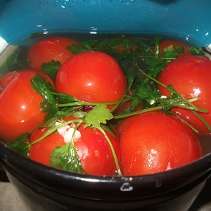 Die leckersten und einfachsten Rezepte zum Einlegen von Tomaten in einen Eimer: Wir bereiten uns hervorragend auf den Winter vor
