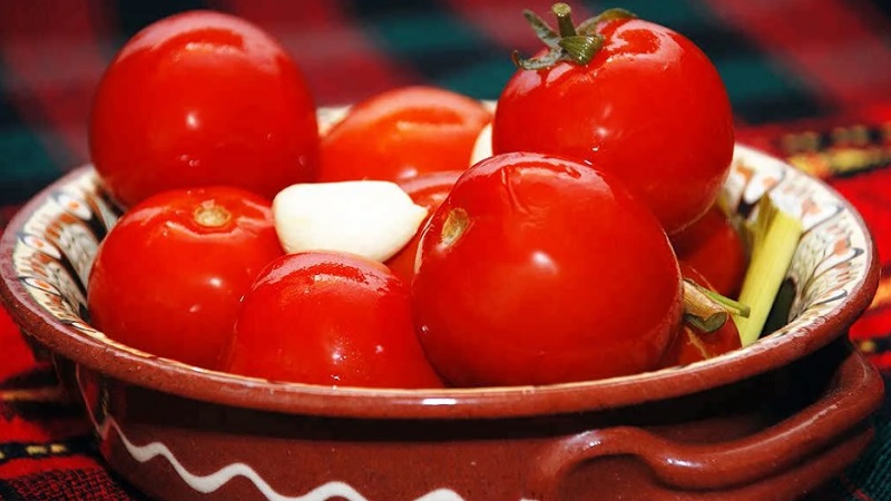 De lekkerste en simpelste recepten voor het beitsen van tomaten in een emmer: we maken uitstekende voorbereidingen voor de winter