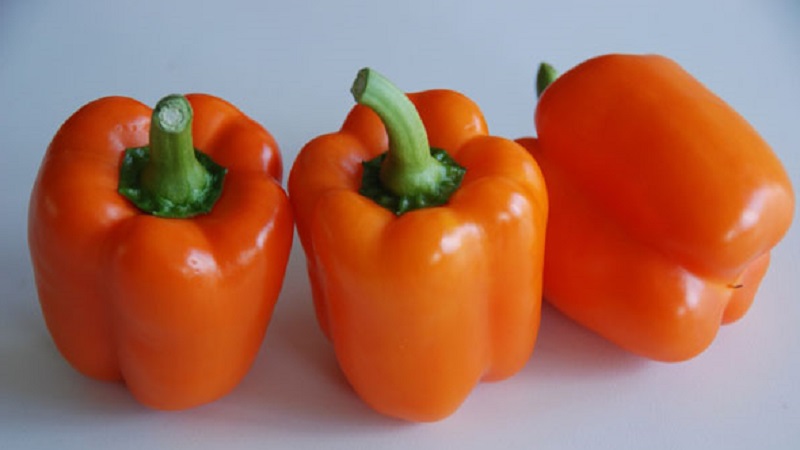 Ang iba't ibang mga Pepper Big Mama na may makatas na matamis na orange na prutas: madali kaming lumalaki sa aming site