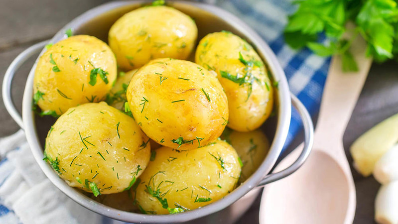 מה התוכן הקלורי של תפוחי אדמה והאם הם משמינים ממנו שומן?