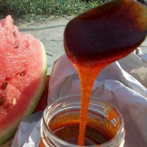 Was ist Wassermelonenhonig (Nardek), wie ist es nützlich und wie kocht man es?