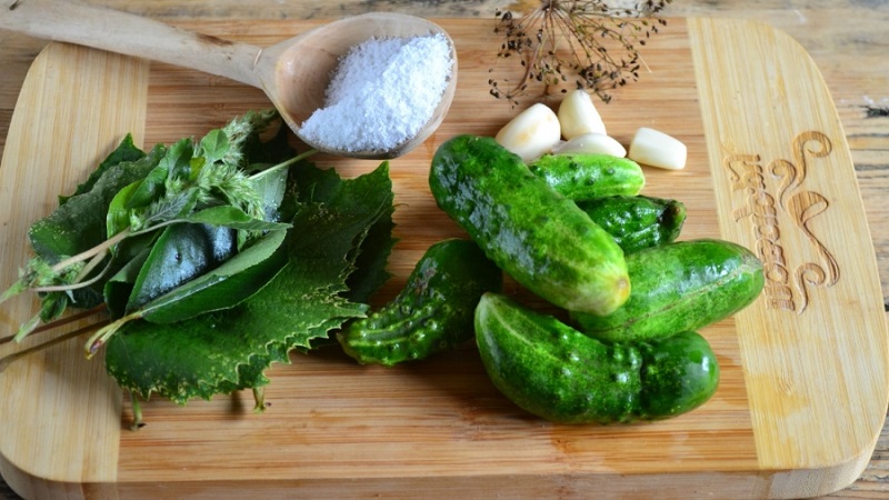 Com cuinar ràpidament i saborós cogombres lleugerament salats