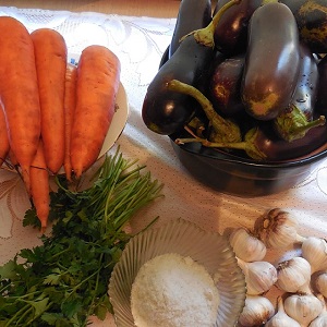Hoe gepekelde aubergine gevuld met wortels en knoflook te koken