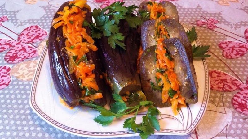Cómo cocinar berenjenas en escabeche rellenas de zanahoria y ajo.
