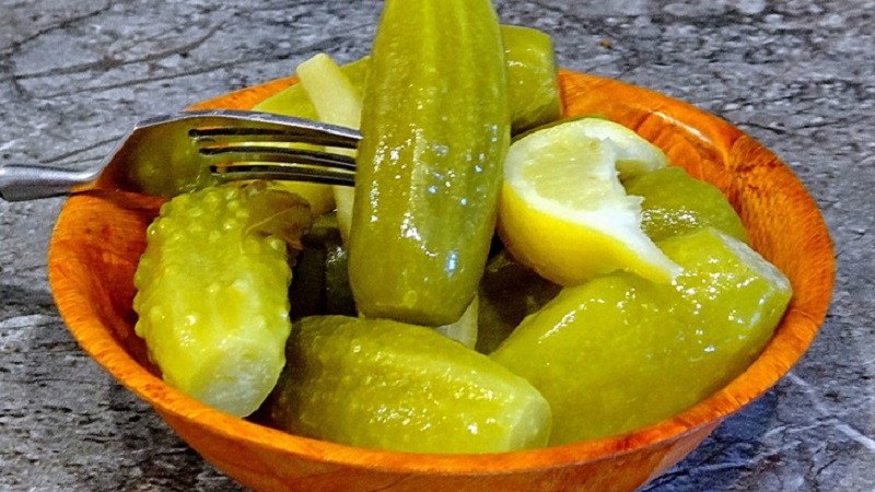 Las mejores recetas de pepinos en escabeche crujientes con limón para el invierno.