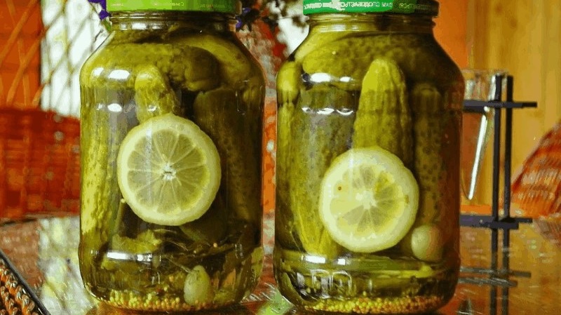 The best recipes for crispy pickled cucumbers with lemon for the winter