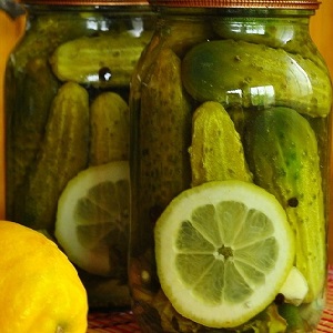 Geriausi traškių marinuotų agurkų su citrina receptai žiemai