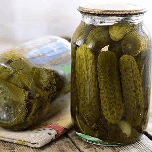 The best recipes for pickling cucumbers with chili ketchup for the winter: we prepare deliciously and roll up correctly