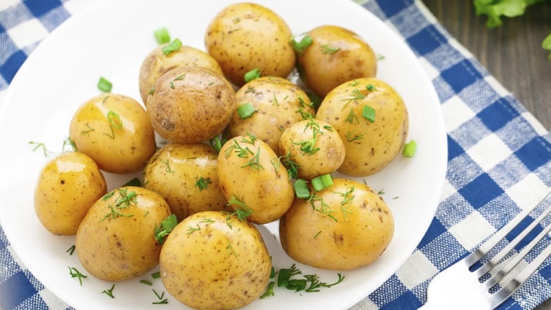 Los beneficios y daños de las patatas hervidas para el cuerpo humano.