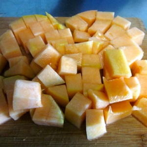 Gaano karaming cut melon ang naka-imbak sa ref at kung paano ito panatilihing mas bago