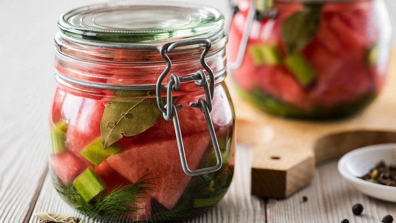 Einfache und schnelle Rezepte für den Winter: Eingelegte Wassermelonen in 3-Liter-Gläsern