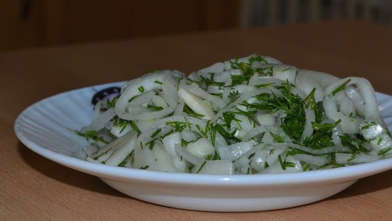 Приступачни, брзи и укусни начини припреме киселог лука за роштиљ, харинге и салате