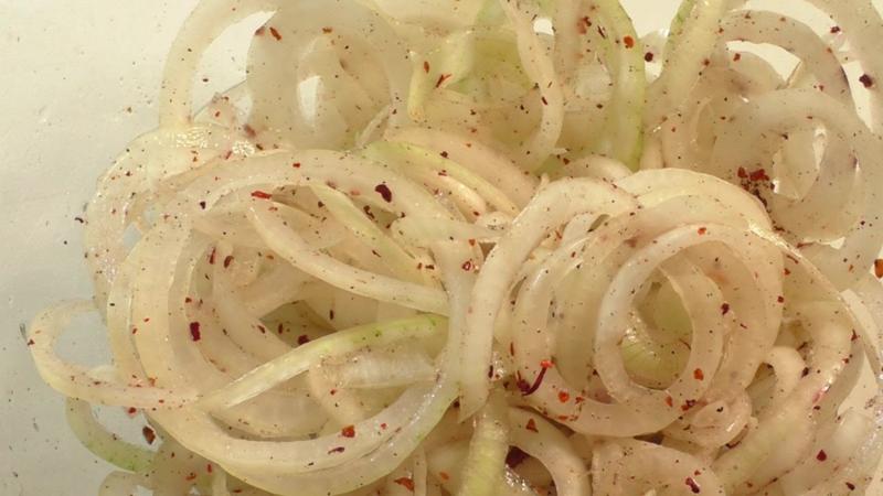 Приступачни, брзи и укусни начини припреме киселог лука за роштиљ, харинге и салате