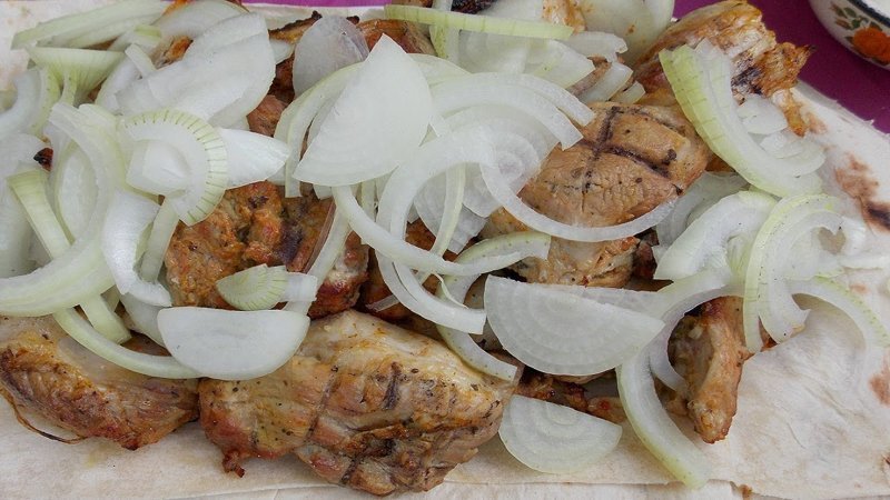Barbekü, ringa balığı ve salata için soğan turşusu yapmanın ekonomik, hızlı ve lezzetli yolları