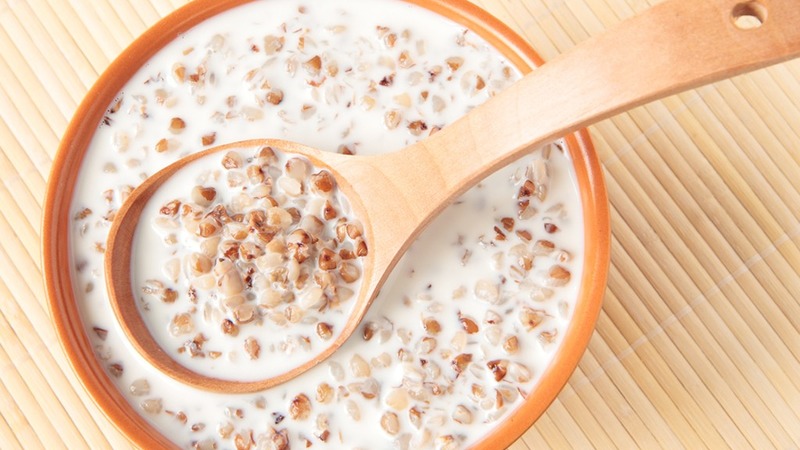 Os benefícios de comer trigo sarraceno com kefir com o estômago vazio pela manhã