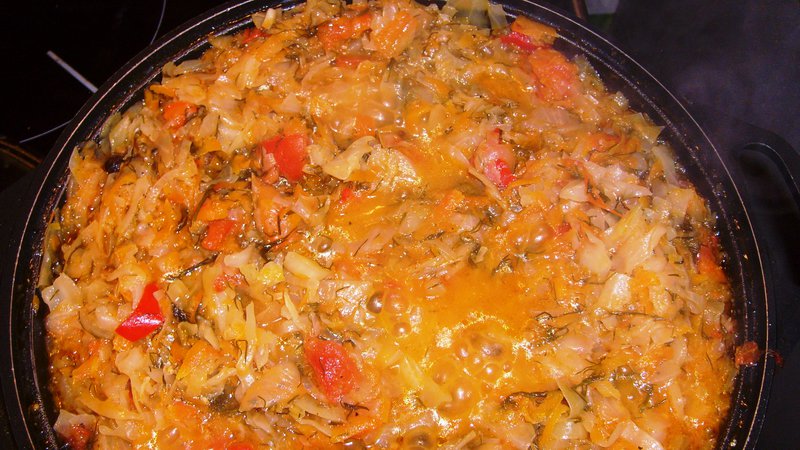 Cozinhar um molho para sopa de cenoura para o inverno