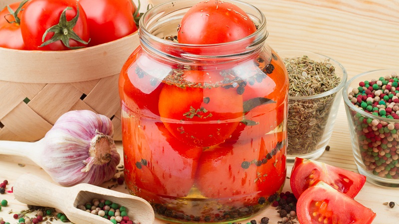 Невероятни вкусни рецепти за домати с целина за зимата