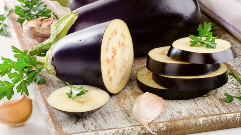 Posible bang magkaroon ng mga eggplants na may pancreatitis o hindi: mga panuntunan at kaugalian ng paggamit, katanggap-tanggap na mga recipe