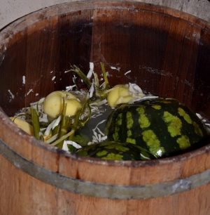 Wie man Wassermelonen in einem Fass fermentiert: bewährte Rezepte