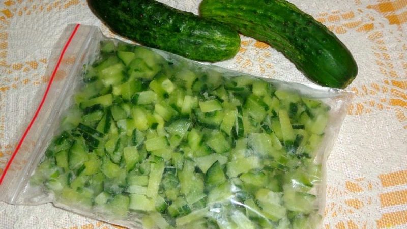 Comment congeler des concombres frais au congélateur pour l'hiver: instructions étape par étape de la préparation des légumes à leur décongélation