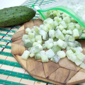 Comment congeler des concombres frais au congélateur pour l'hiver: instructions étape par étape de la préparation des légumes à leur décongélation