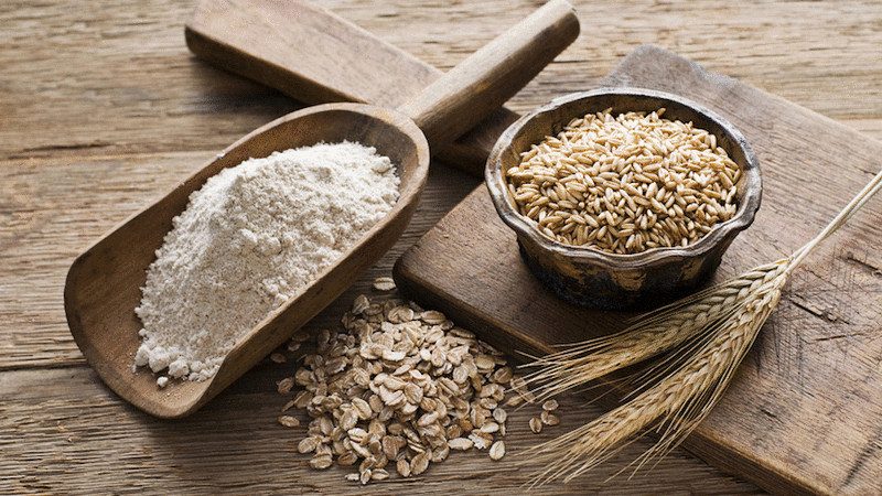 Ano ang bentahe ng harina ng oat: mga pakinabang at pinsala sa katawan