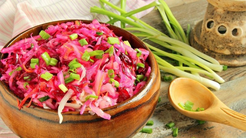 Ang pinakamahusay na mga recipe para sa sauerkraut na may malunggay at beets