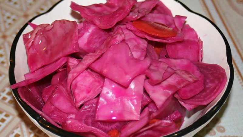 De bästa recepten för surkål med pepparrot och rödbetor
