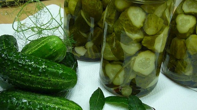 Recetas de deliciosos pepinos en rodajas encurtidos en frascos para el invierno.