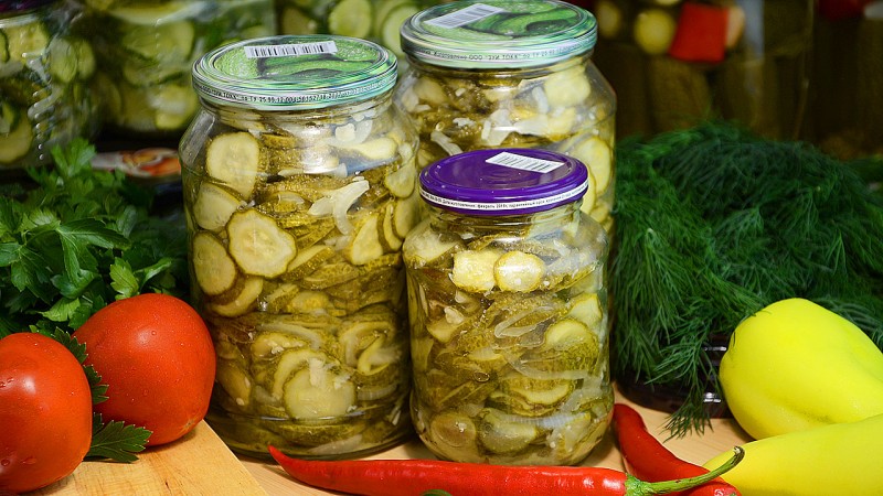 Recepten voor heerlijk gesneden komkommers in potjes voor de winter