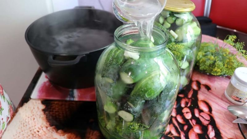 Bir litrelik kavanozda kış için tatlı salatalık için en lezzetli tarifler