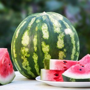 Die köstlichsten Rezepte zum Einlegen von Wassermelonen in einem Fass für den Winter