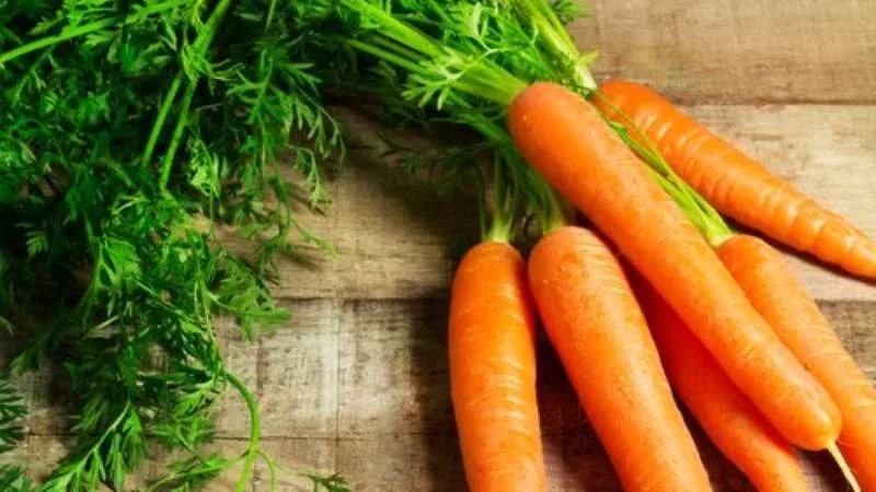 Wie viele Karotten müssen Sie essen, um das Sehvermögen zu verbessern, und welche Vitamine sind in der Zusammensetzung enthalten?