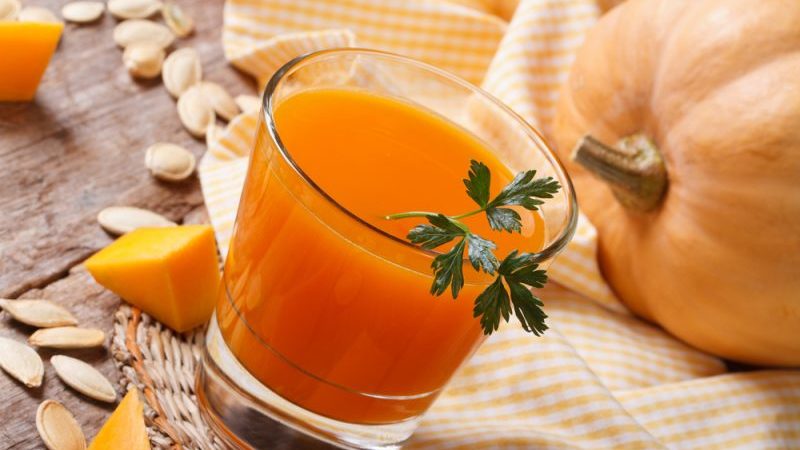 Per què el suc de carbassa és bo: preparem una beguda saludable d’acord amb les millors receptes i l’enrotllem per a l’hivern