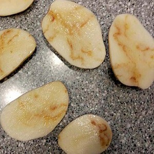 Ką daryti, jei bulvės viduje yra rudų dryželių