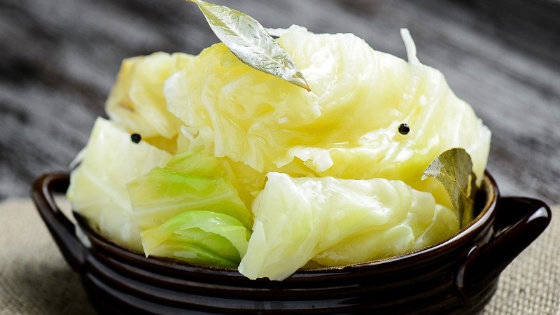How can you cook sauerkraut deliciously in slices in different ways