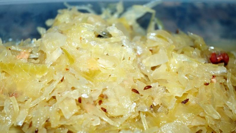 Paano mabilis at masarap magluto ng sauerkraut na may mga buto ng caraway