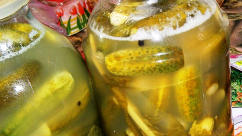 Varför mögel kan visas på pickles och vad man ska göra åt det