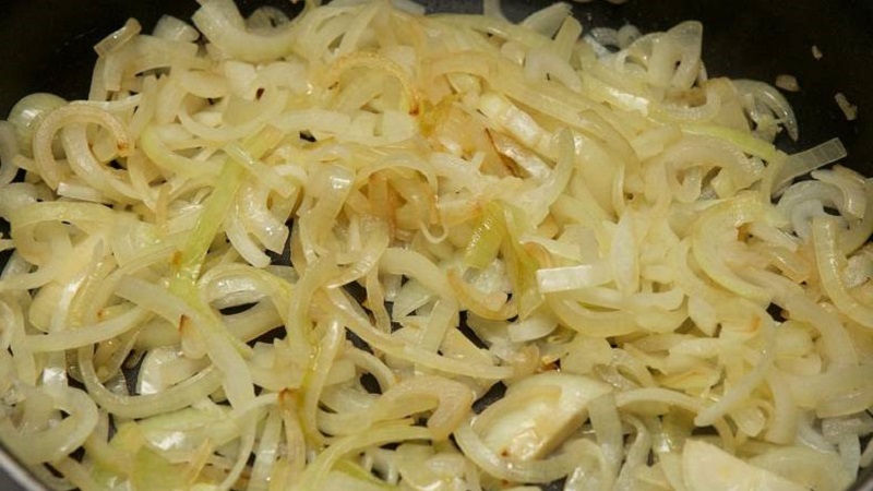 Mga kapaki-pakinabang na katangian ng nilagang sibuyas para sa katawan at ang pinaka masarap na mga recipe