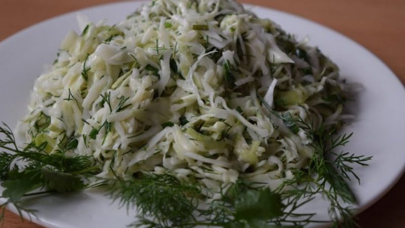 Ang isang pagpipilian ng pinakamahusay na mga recipe para sa sauerkraut na may dill at mga buto nito