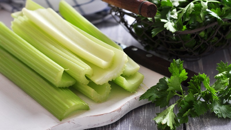 Celery para sa isang sanggol: kung paano maayos na ipakilala sa mga pantulong na pagkain