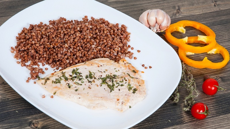 Karabuğday ve tavuk için lezzetli ve etkili bir diyet: sağlığa zarar vermeden kilo vermek